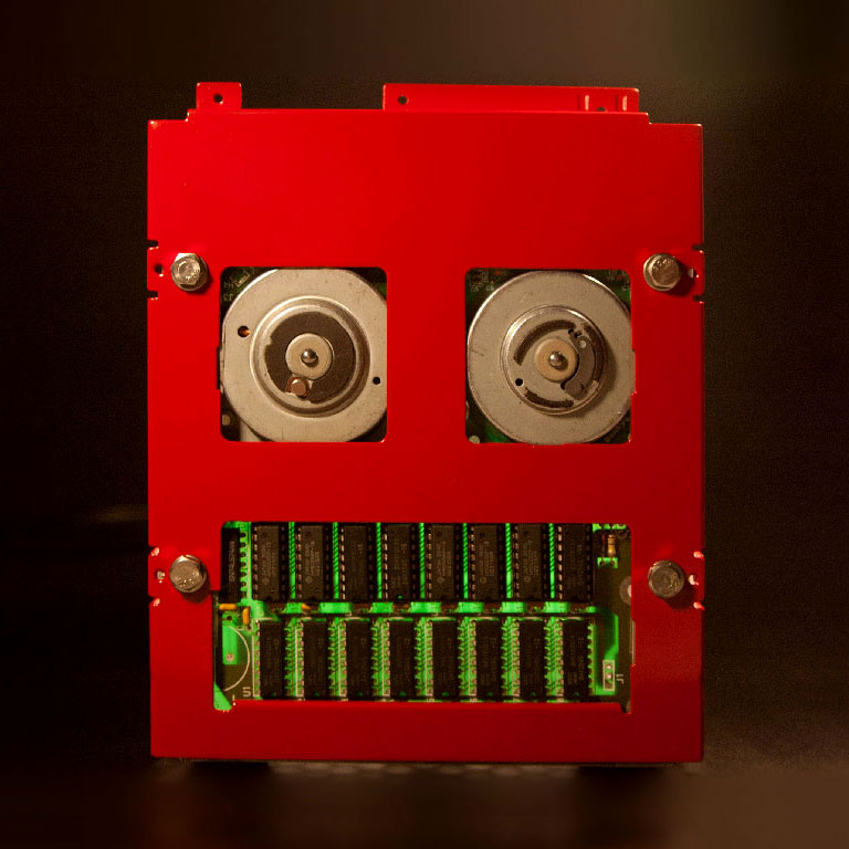 CABEZA Y CORAZÓN — robot rojo
